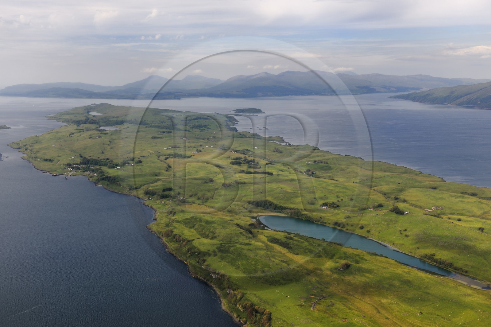 Royaume-Uni, Ecosse, Highland, l'Ile de Lismore au premier plan et l'Ile de Mull à l'horizon (vue aérienne)