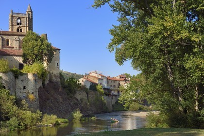 France, Haute-Loire (43), Lavoûte-Chilhac, le prieuré Sainte-Croix en bordure de la rivière l'Allier