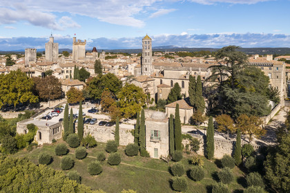 France, Gard (30), Uzès, la Tour du Roi, la Tour de l'Evêché, le chateau Ducal dit Le Duché avec la Tour Bermonde et la cathédrale Saint-Théodorit avec la tour Fenestrelle à droite (vue aérienne)