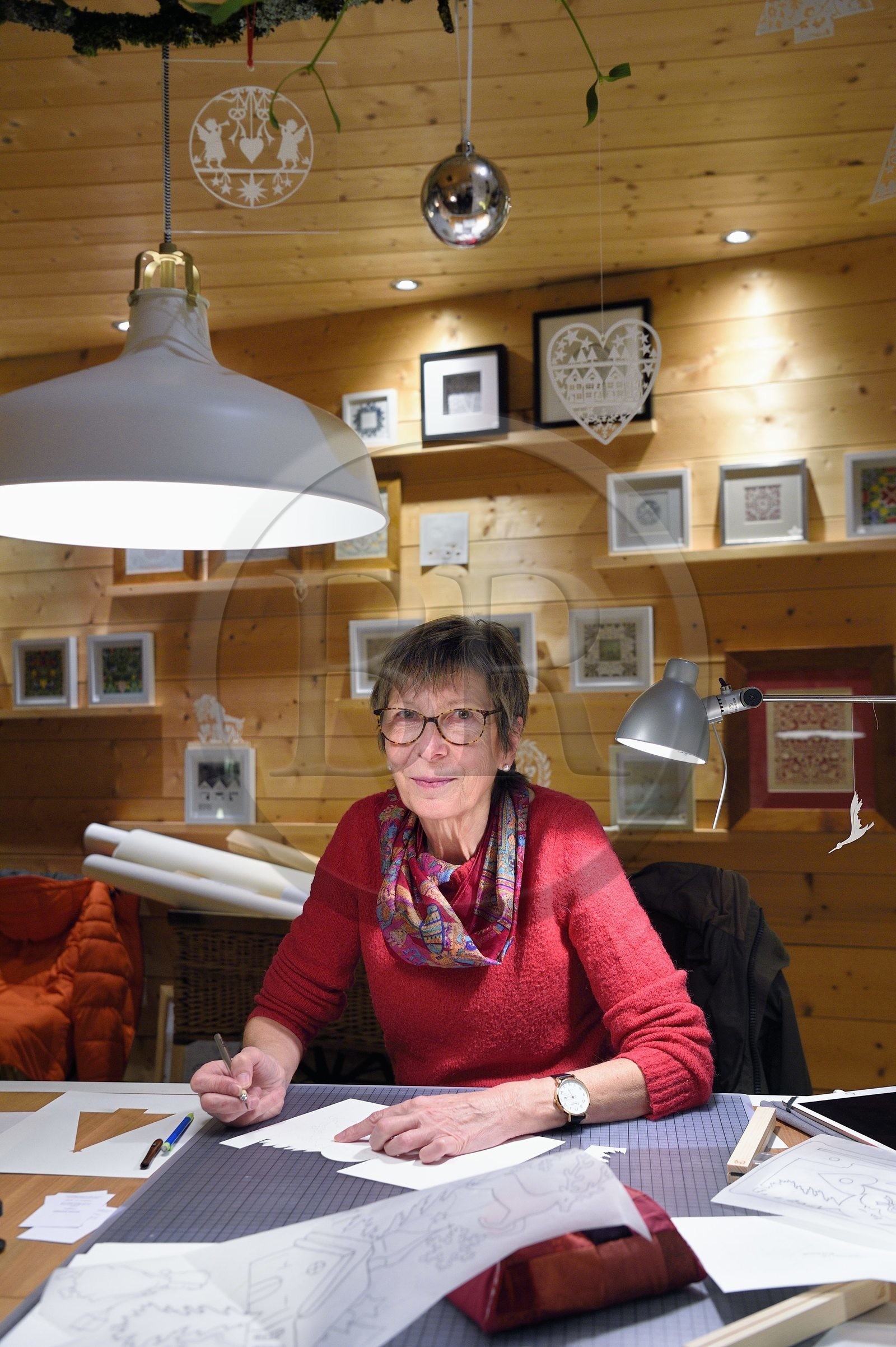 France, Bas-Rhin (67), Bischwiller, l'imagière Michèle Wagner a relancé le canivet ou l'art du papier découpé pour styliser notamment les décorations de Noel
