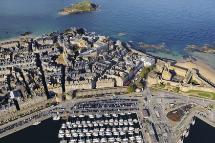 France, Ille-et-Vilaine (35), côte d'émeraude, la vieille ville fortifiée de Saint-Malo à l'abris de ses remparts et le chateau (vue aérienne)