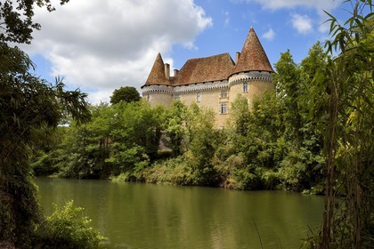 France, Dordogne (24), Périgord Blanc,Douzillac près de Neuvic, chateau de Mauriac en bordure de la rivière L'Isle que longe la Véloroute Voie verte
