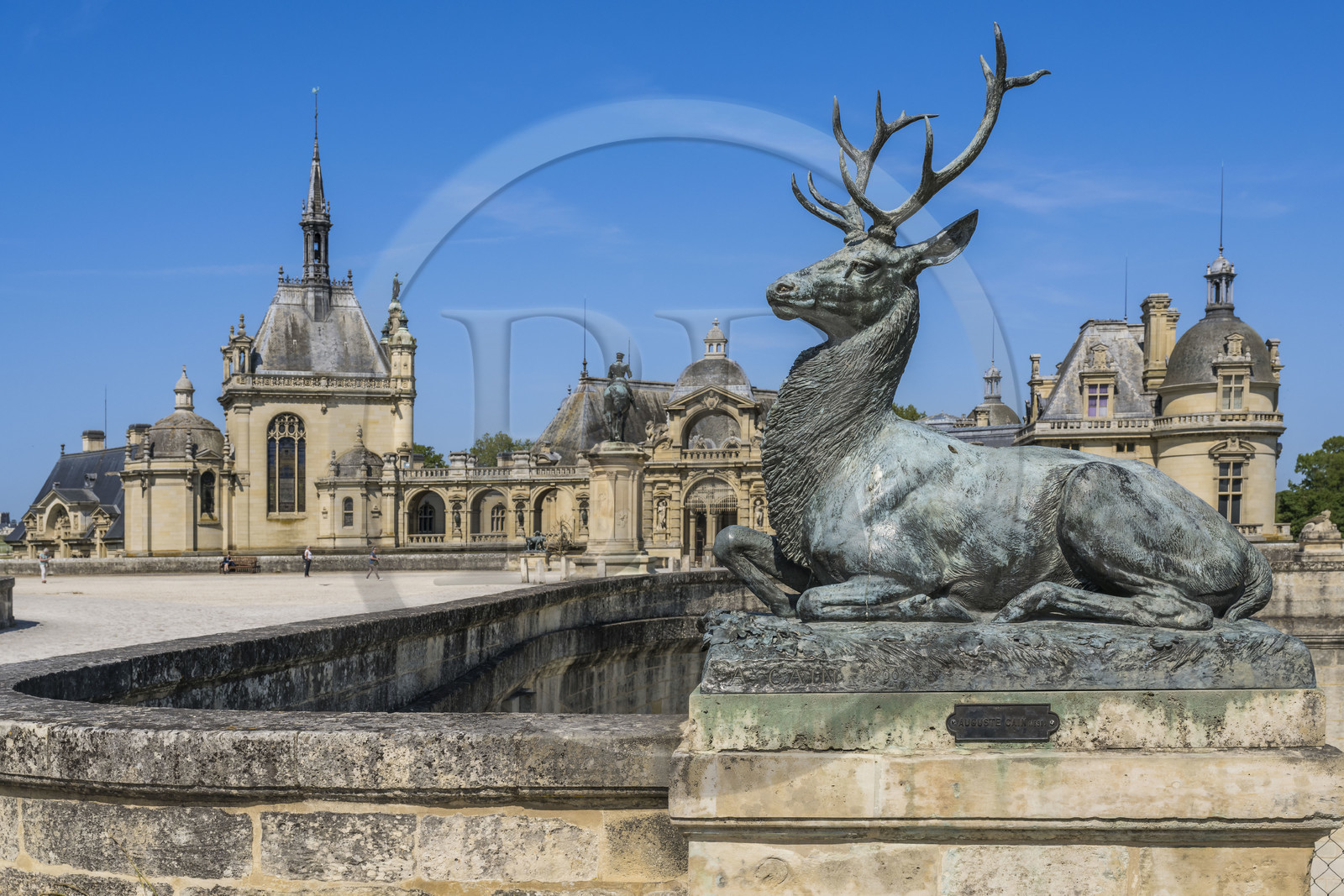 France, Oise (60), Chantilly, le chateau de Chantilly et musée Condé, terrasse du Connétable, cerf assis oeuvre du sculpteur Auguste Cain