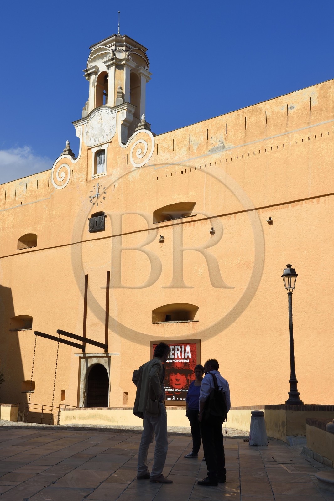 France, Haute-Corse (2B), Bastia, la Citadelle quartier de Terra-Nova, l'ancien palais des gouverneurs génois qui héberge le Musée d'Histoire de Bastia, entrée principale par l'ancien pont-levis sur la place du Donjon