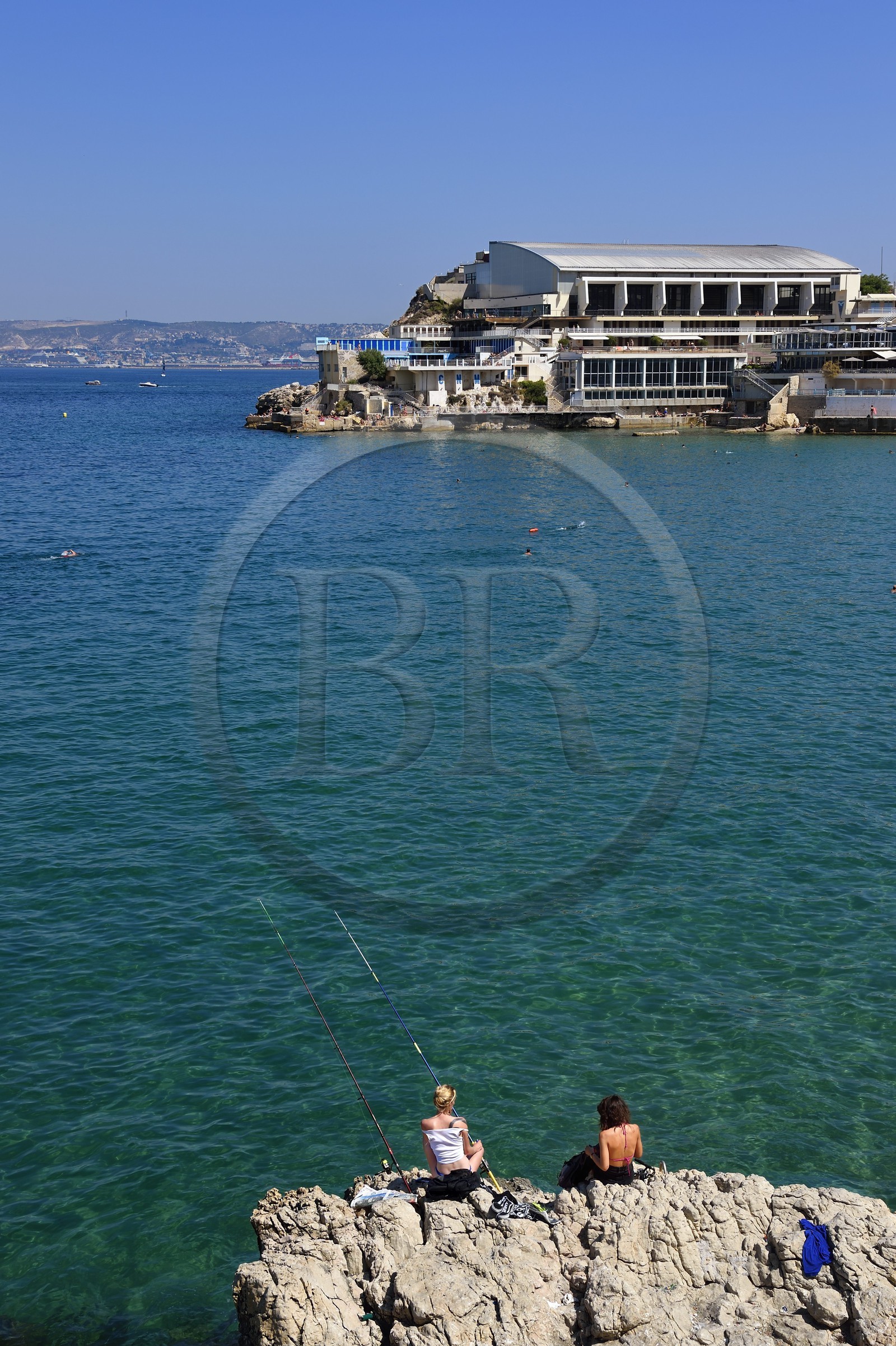 France, Bouches-du-Rhône (13), Marseille, quartier des Catalans, piscine du Cercle des Nageurs de Marseille ou CNM, pecheur à la ligne sous la Corniche Kennedy