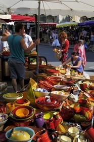 France, Bouches-du-Rhône (13), Aix-en-Provence, marché place de l'Hôtel de ville, vente de poterie