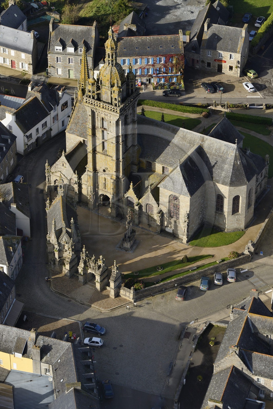 France, Finistère (29), étape sur le chemin de Saint Jacques de Compostelle, Saint-Thegonnec, le calvaire devant l'église dans l'enclos paroissial (vue aérienne)