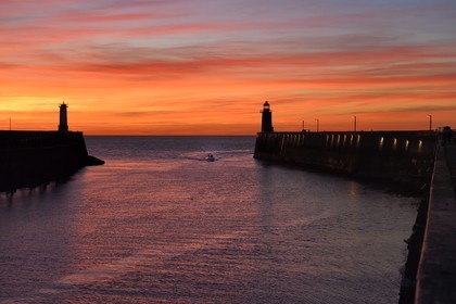France, Seine-Maritime (76), Pays de Caux, Côte d'Albâtre, passerelle en bois à l'entrée du port de Fécamp