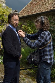 France, Yvelines (78), Montchauvet, tournage pour la télévision du Village Préféré des Français avec Stéphane Bern, dernier réglages du preneur de son Laurent Schwartz