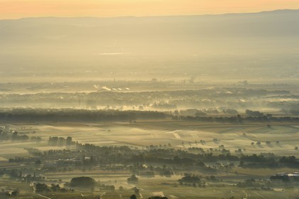 France, Bas-Rhin (67), vue depuis le Mont Saint-Odile, la plaine d'Alsace et la Forêt Noire en arrière plan