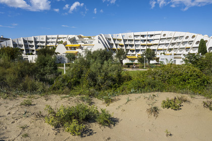 France, Hérault (34), La Grande-Motte, labellisé patrimoine du XXème siècle, quartier du Couchant à l'ouest du port, l'immeuble Le Calypso de l'architecte T. Fayeton et appartenant au style architectural féminin conques de Vénus