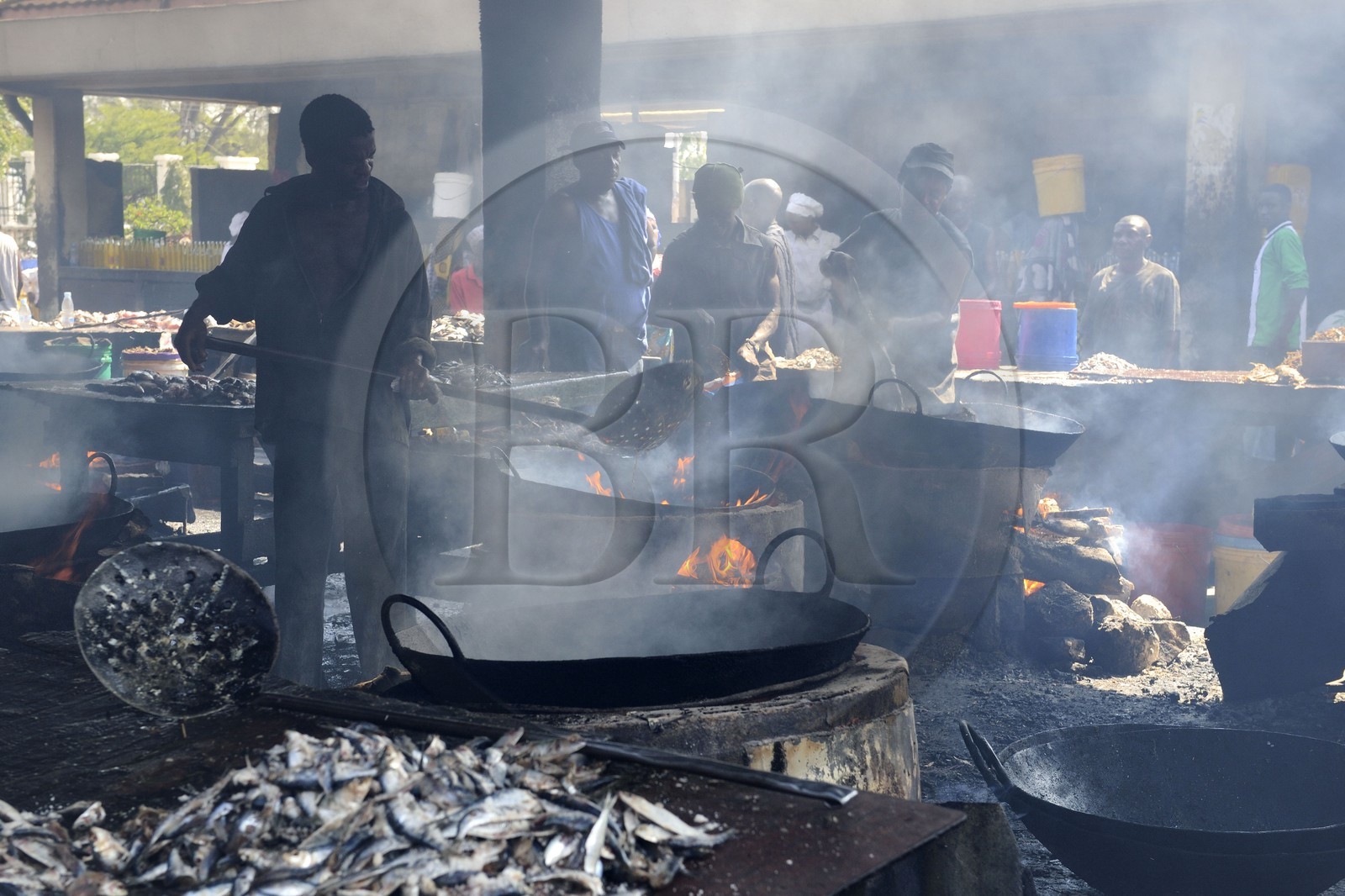 Tanzanie, Dar es-Salaam, marché aux poissons de Kivukoni, on fait frire les poissons dans des vasques métalliques abondamment remplies d'huile avant de le revendre à travers la ville