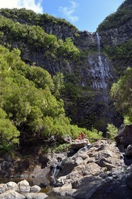 Portugal, Ile de Madère, randonnée dans La forêt de Rabaçal par la levada do Alecrim, cascade de Lagoa do Vento de 80 mètres de haut, couple d'amoureux