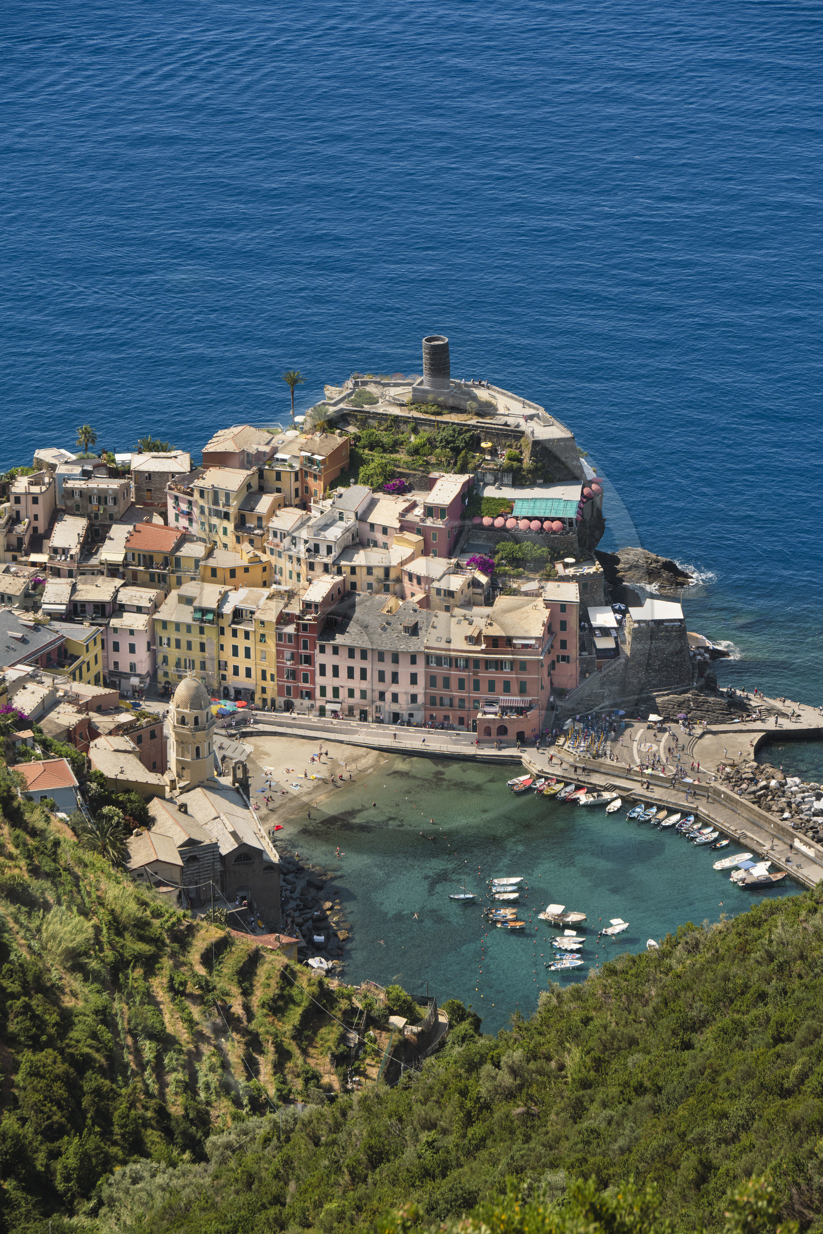 Italie, Ligurie, Cinque Terre, parc national des Cinque Terre classé Patrimoine Mondial de l'UNESCO, village de Vernazza et son port