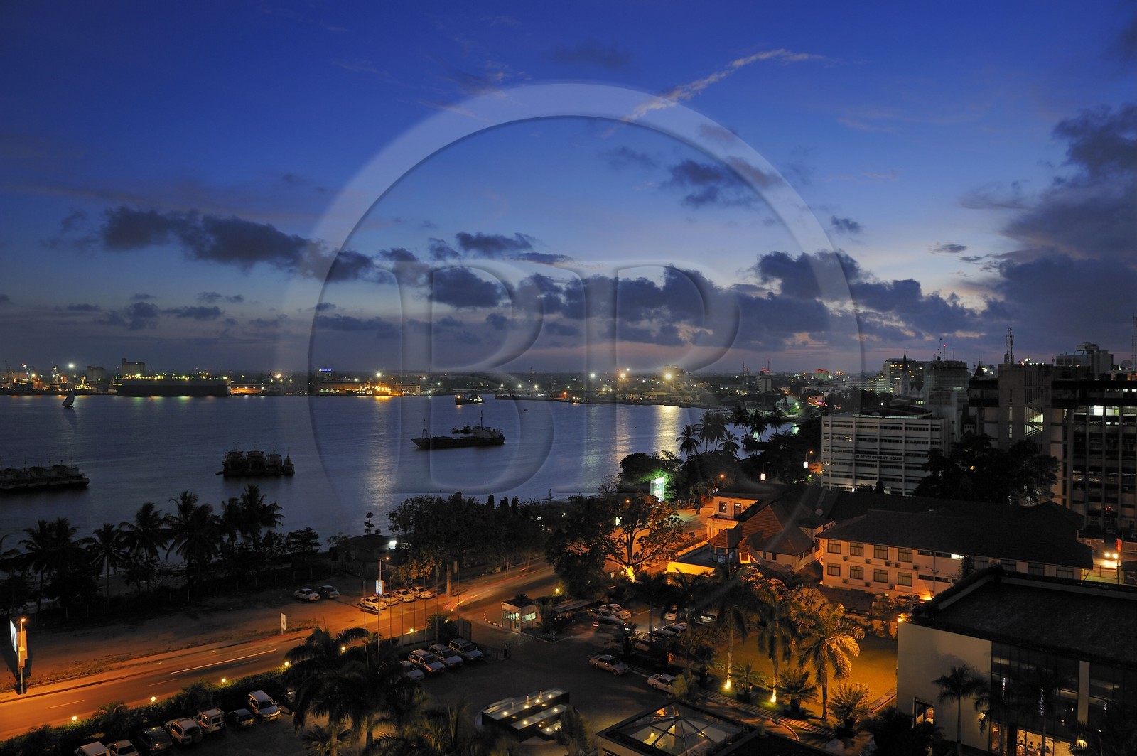 Tanzanie, Dar es-Salaam, Kivukoni front et le port de commerce à l'arrière