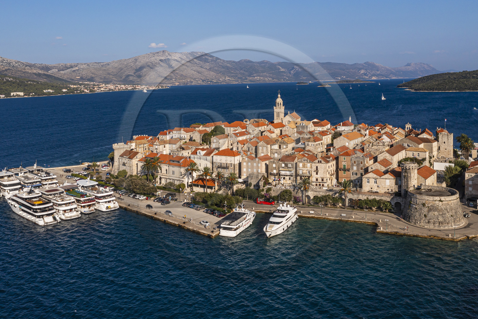 Croatie, Dalmatie, cote dalmate, Ile de Korcula, ville de Korcula (vue aérienne)