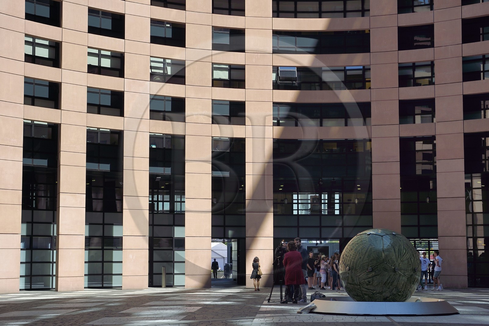 France, Bas-Rhin (67), Strasbourg, quartier européen, le Parlement européen, batiment Louise-Weiss, l'agora est une place monumentale située à l’intérieur d’une tour évidée