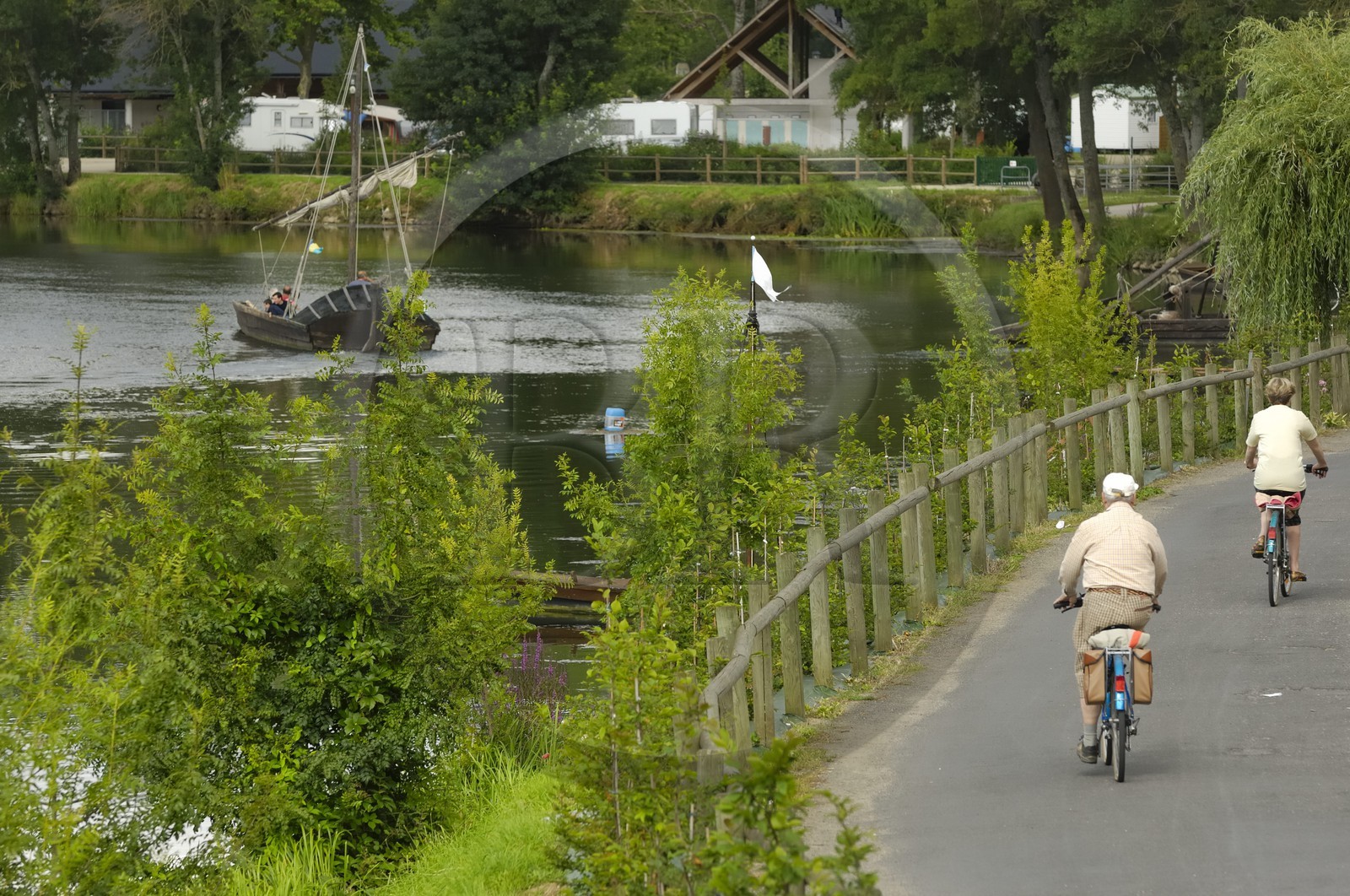 France, Indre et Loire (37), Vallée de la Loire classée Patrimoine Mondial de l' UNESCO, Savonnière, bateaux traditionnels sur le Cher
