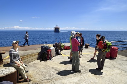 Italie, Sicile, iles Eoliennes, classées Patrimoine Mondial de l'UNESCO, ile de Stromboli, arrivée du ferry au port