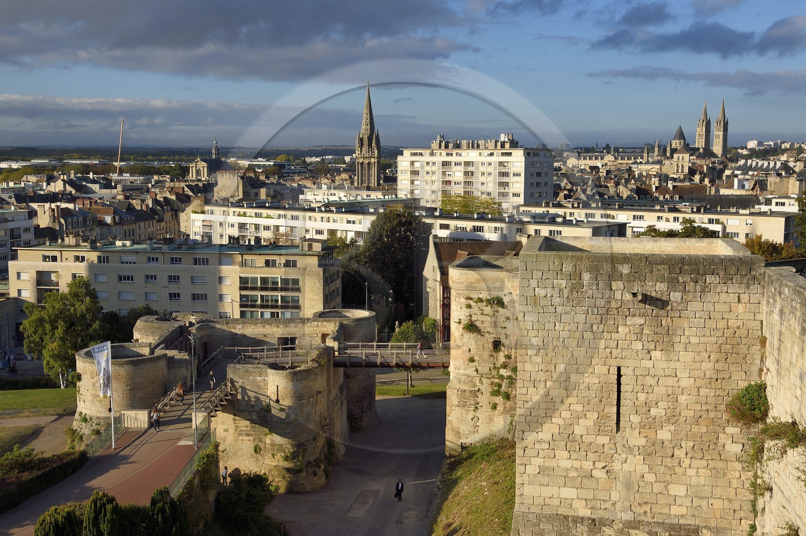 France, Calvados (14), Caen, le château ducal de Guillaume le Conquerant, les remparts dominant la ville et la barbacane