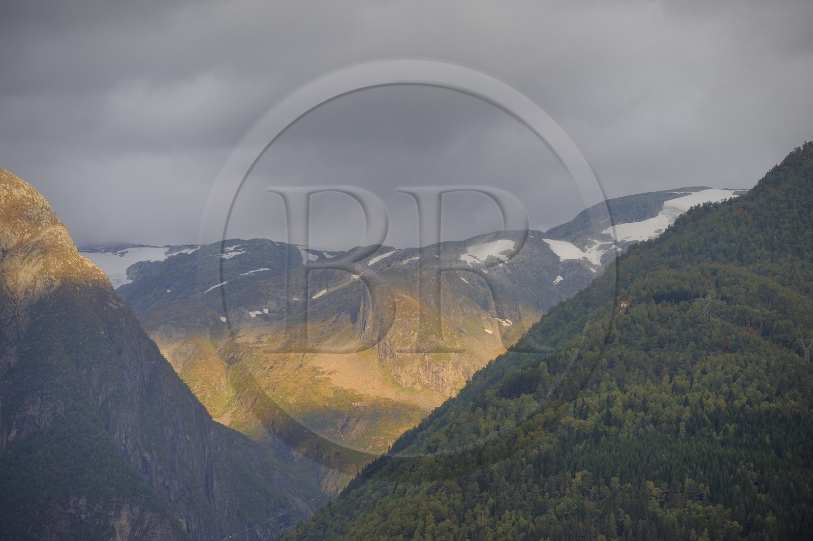 Norvège, comté de Sogn Og Fjordane, montagnes surplombant Balestrand