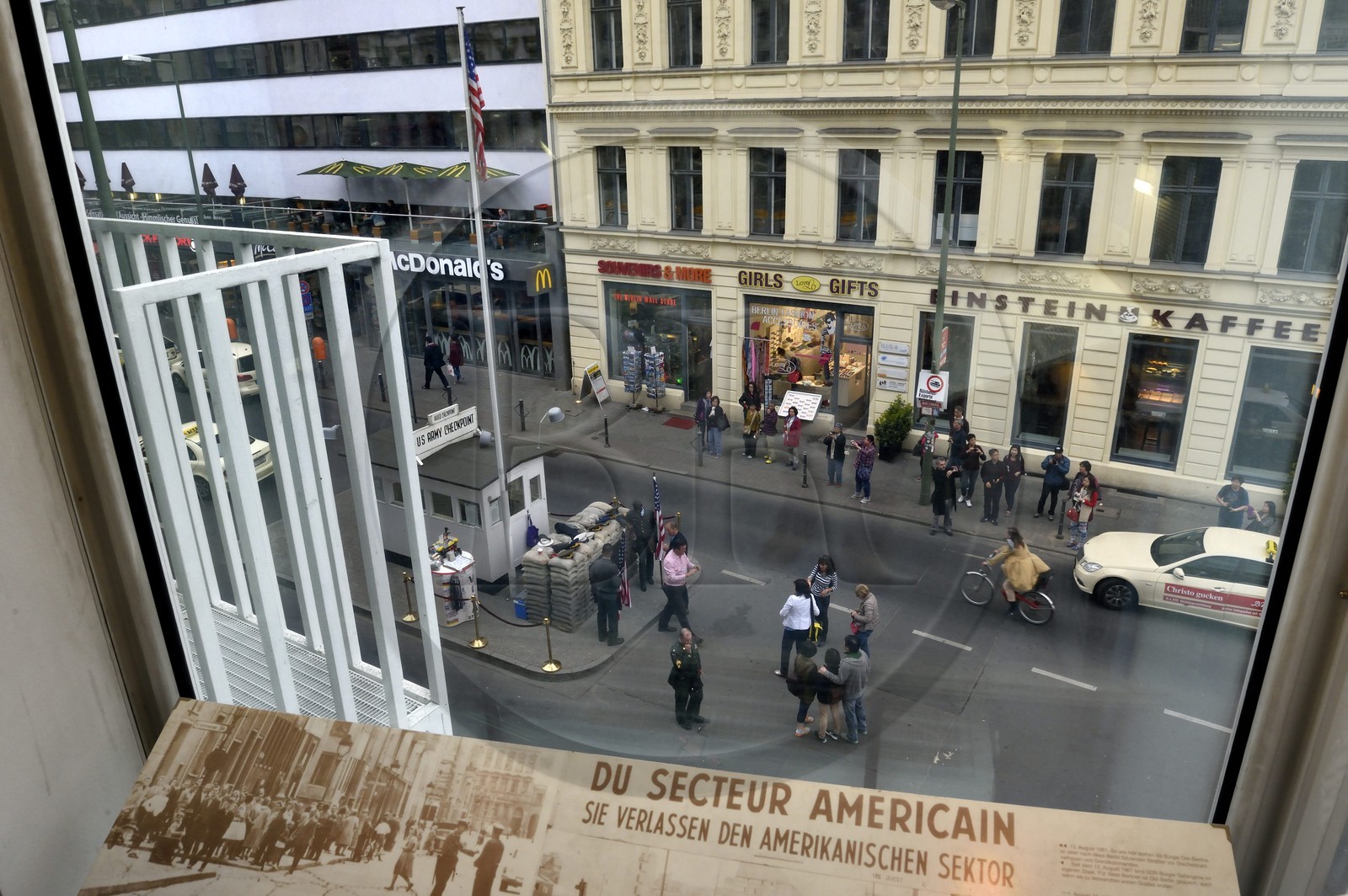 Allemagne, Berlin, quartier de Kreuzberg, Checkpoint Charlie, ancien lieu de passage entre l'est et l'ouest au temps du mur
