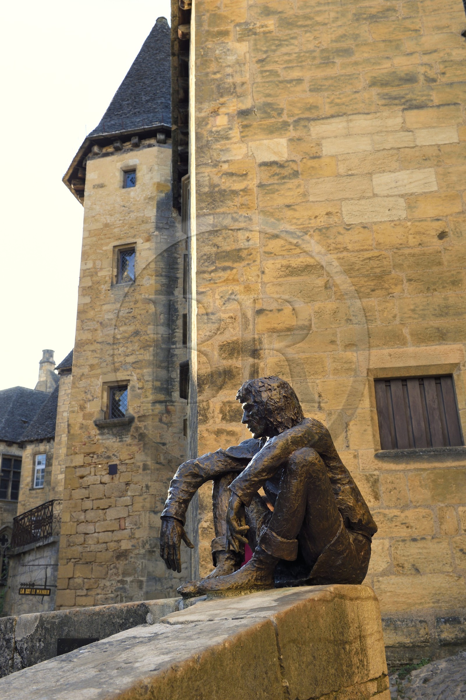 France, Dordogne (24), Périgord Noir, vallée de la Dordogne, Sarlat-la-Canéda, place de la Liberté, sculpture en bronze Le Badaud par Gérard Auliac