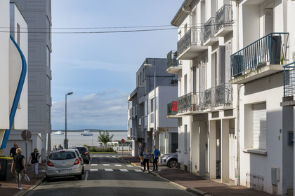 France, Charente-Maritime (17), Royan, Rue de Foncillon menant à la mer, la villa Le Grille-Pain sur la gauche