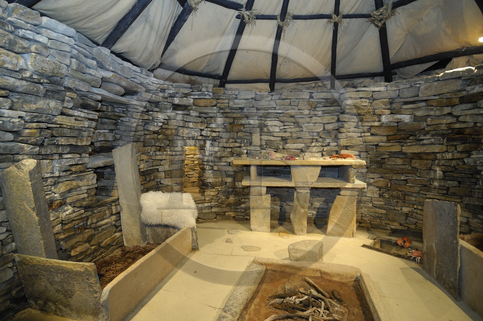 Royaume-Uni, Ecosse, Iles Orcades, Ile de Mainland, reconstitution de l'intérieur d'une maison du village préhistorique de Skara Brae, classées Patrimoine Mondial de l'UNESCO