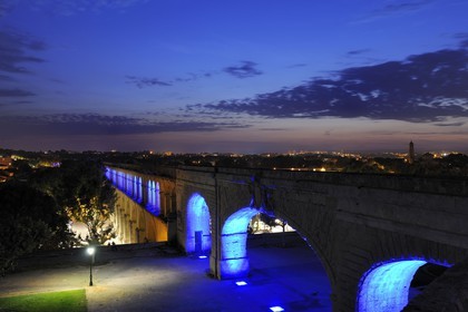 France, Hérault (34), Montpellier, l'Aqueduc Saint Clément , éclairages du plasticien Yann Kersalé