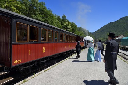 France, Alpes-de-Haute-Provence (04), Annot, le Train des Pignes, membres de l'AHVAE (Association d'histoire vivante et de d'archéologie expérimentale) en costume Belle Epoque dans une voiture voyageur datant de 1892