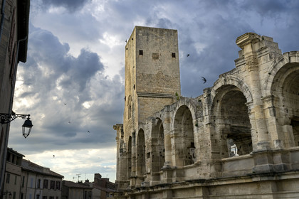 France, Bouches-du-Rhône (13), Arles, les Arènes, amphithéatre romain construit vers 80-90 apr. J.-C., classé Patrimoine Mondial de l'UNESCO, une des trois tours restantes sur quatre construites pour en faire une forteresse après la chute de l'empire romain