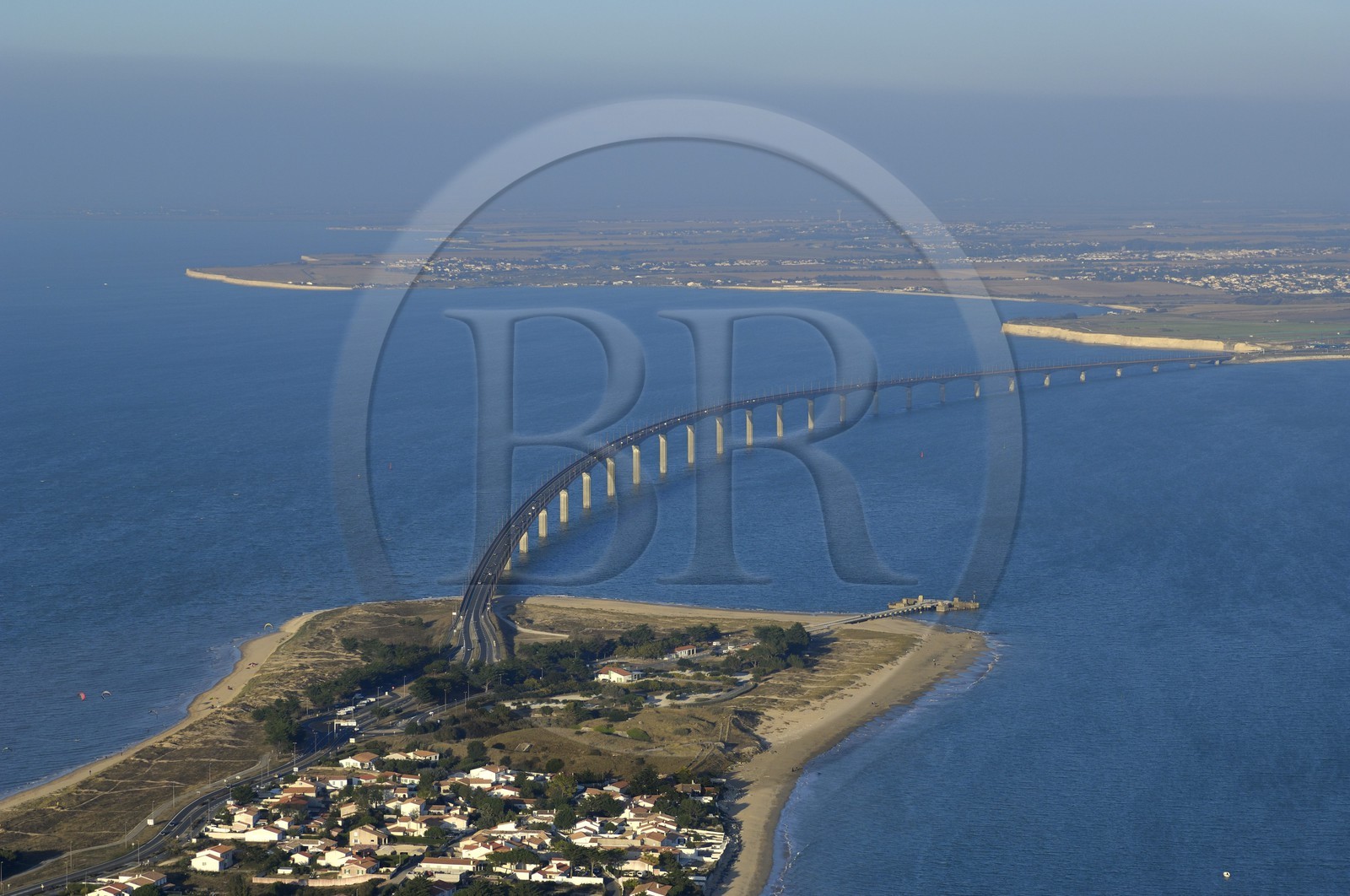 France, Charente-Maritime (17), Pont-viaduc de l'île de Ré (vue aérienne)