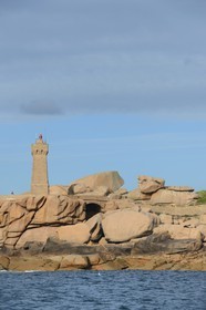 France, Côtes-d'Armor (22), Côte de Granit Rose, Perros-Guirec, Ploumanac'h, la pointe de Squewel et le phare de Mean Ruz