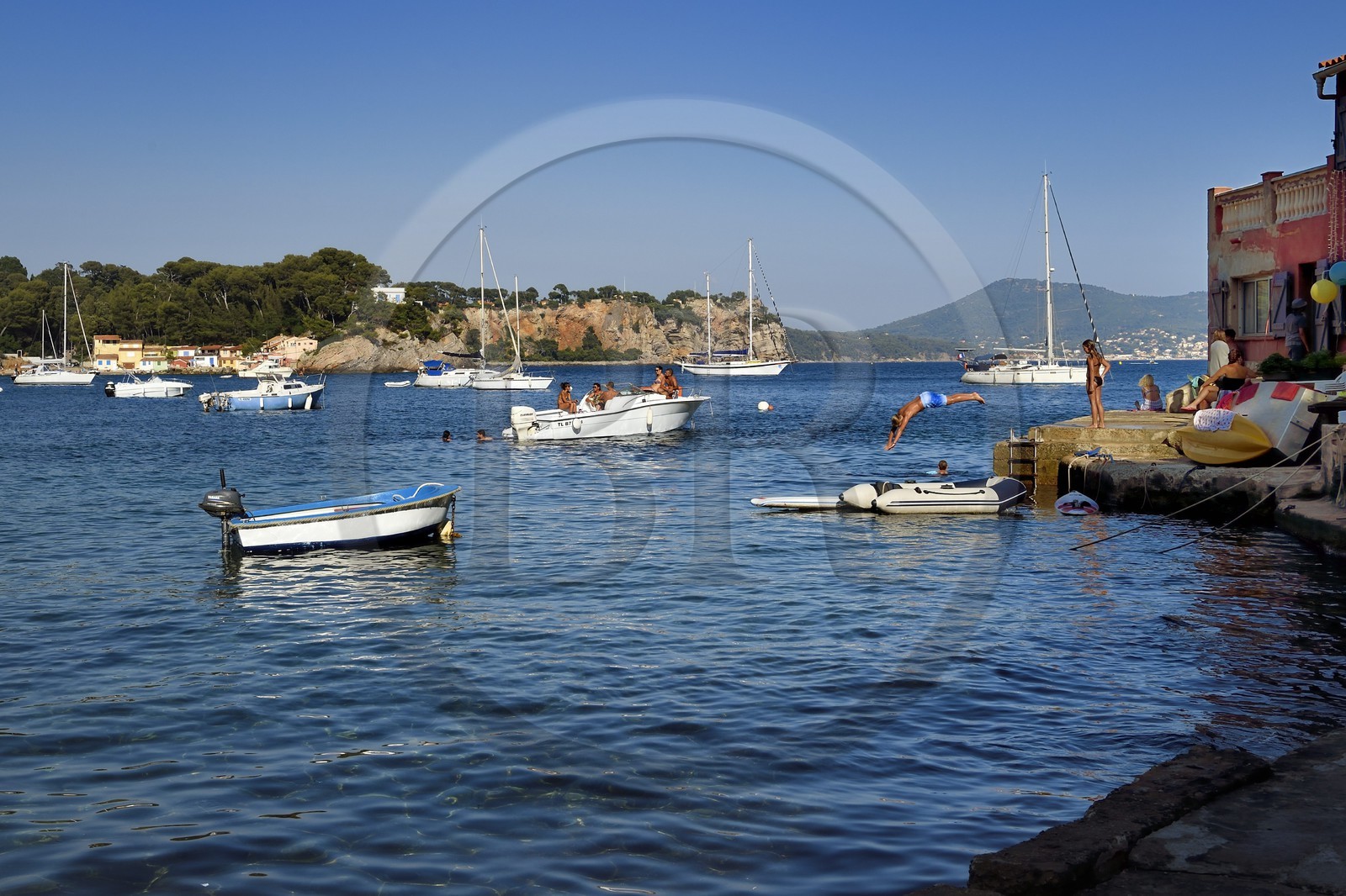 France, Var (83), la rade de Toulon, activités nautiques dans le petit port des cabanons de l'anse de Méjean
