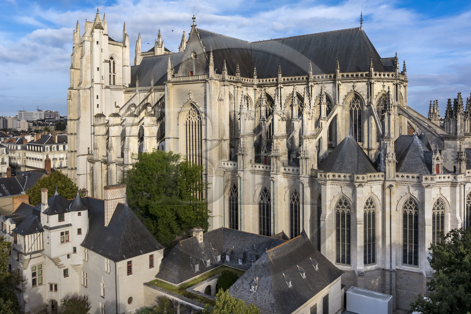 France, Loire-Atlantique (44), Nantes, quartier du Bouffay, la cathédrale Saint Pierre et Saint Paul, manoir gothique de la Psallette (XVème siècle) à ses pieds (vue aérienne)