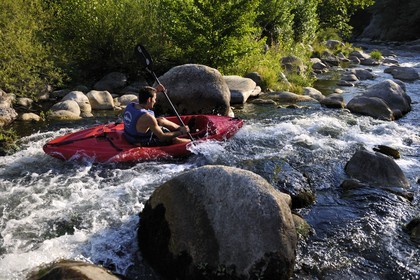 France, Herault, Orb valley, kayaking the river Orb at the moulin de Travassac next to Mons la Trivalle, Sylvain Cathala from Ateliers Rivière Randonnees