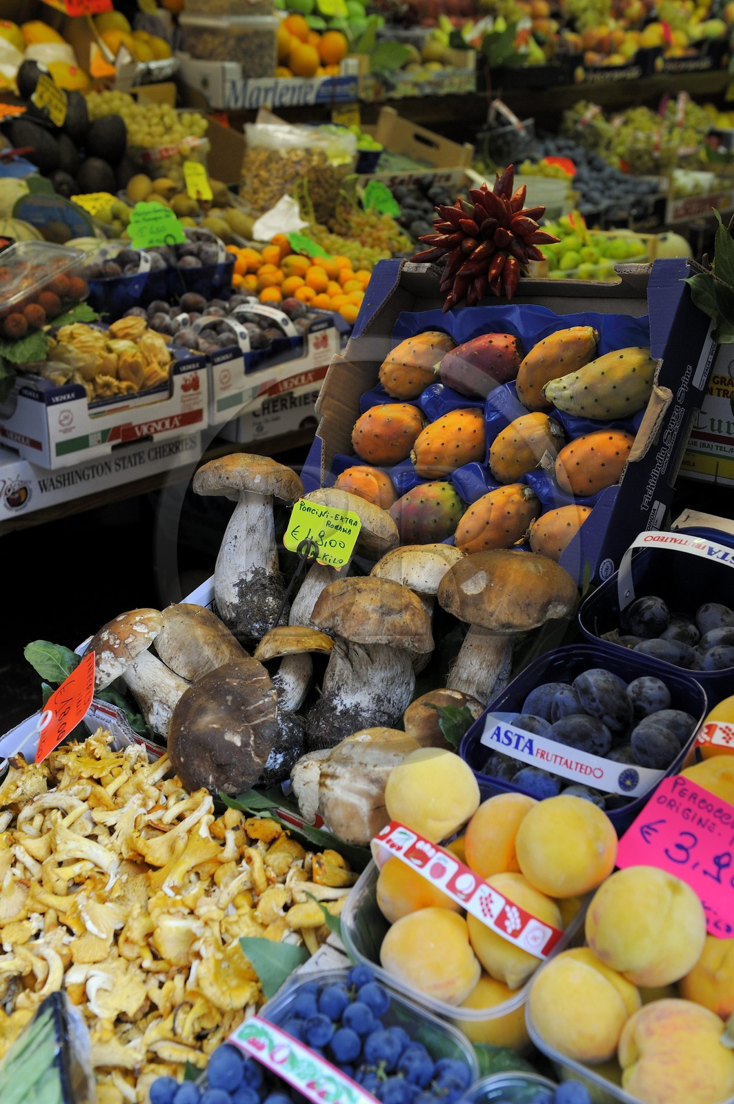 Italy, Lombardy, Milan, retail sale of fruits and vegetables via Solferino