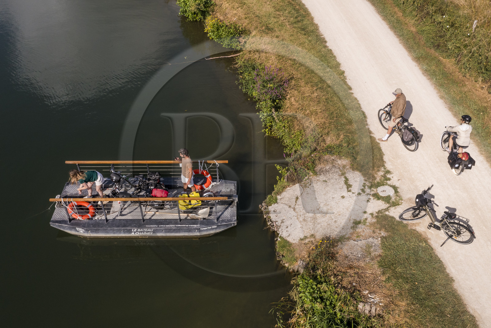 France, Deux-Sèvres (79), le Marais Poitevin, la Venise Verte, Magné, randonnée à bicyclette, passage de la Sèvre Niortaise à sur un des bateaux à chaines en libre accès (vue aérienne)