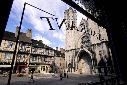 France, Saône-et-Loire (71), Chalon-sur-Saône, cathédrale Saint-Vincent se reflétant dans la vitrine d'un restaurant