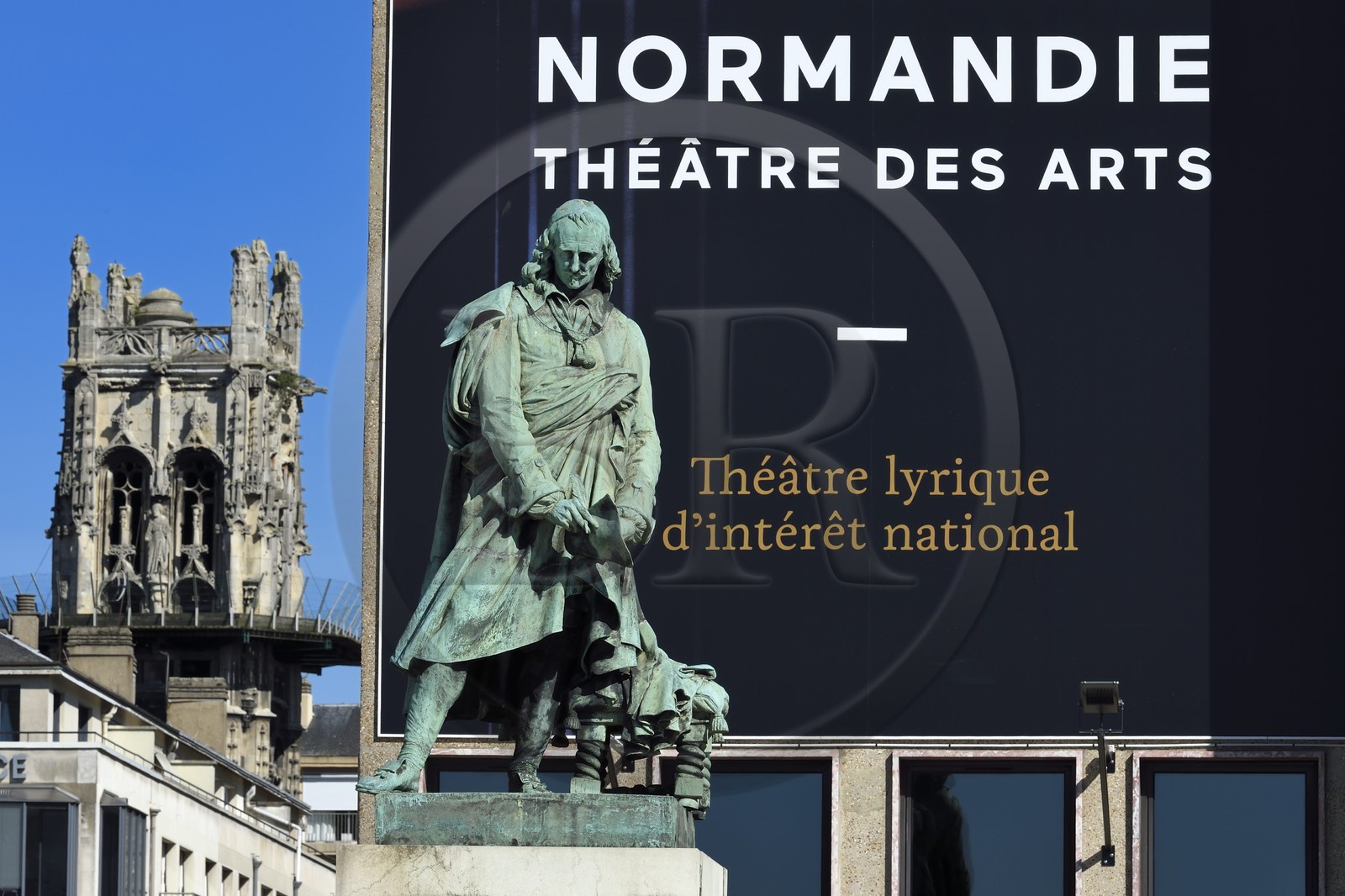 France, Seine-Maritime (76), Rouen, statue de Pierre Corneille devant le Théatre des Arts et la Tour Saint-André en arrière plan
