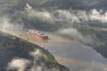 Panama, Canal de Panama, un cargo Panamax porte-conteneurs emprunte la coupe Gaillard (ou coupe Culebra) entre les écluses Pedro Miguel du côté Pacifique et la rivière Chagres menant au lac Gatun (vue aérienne)