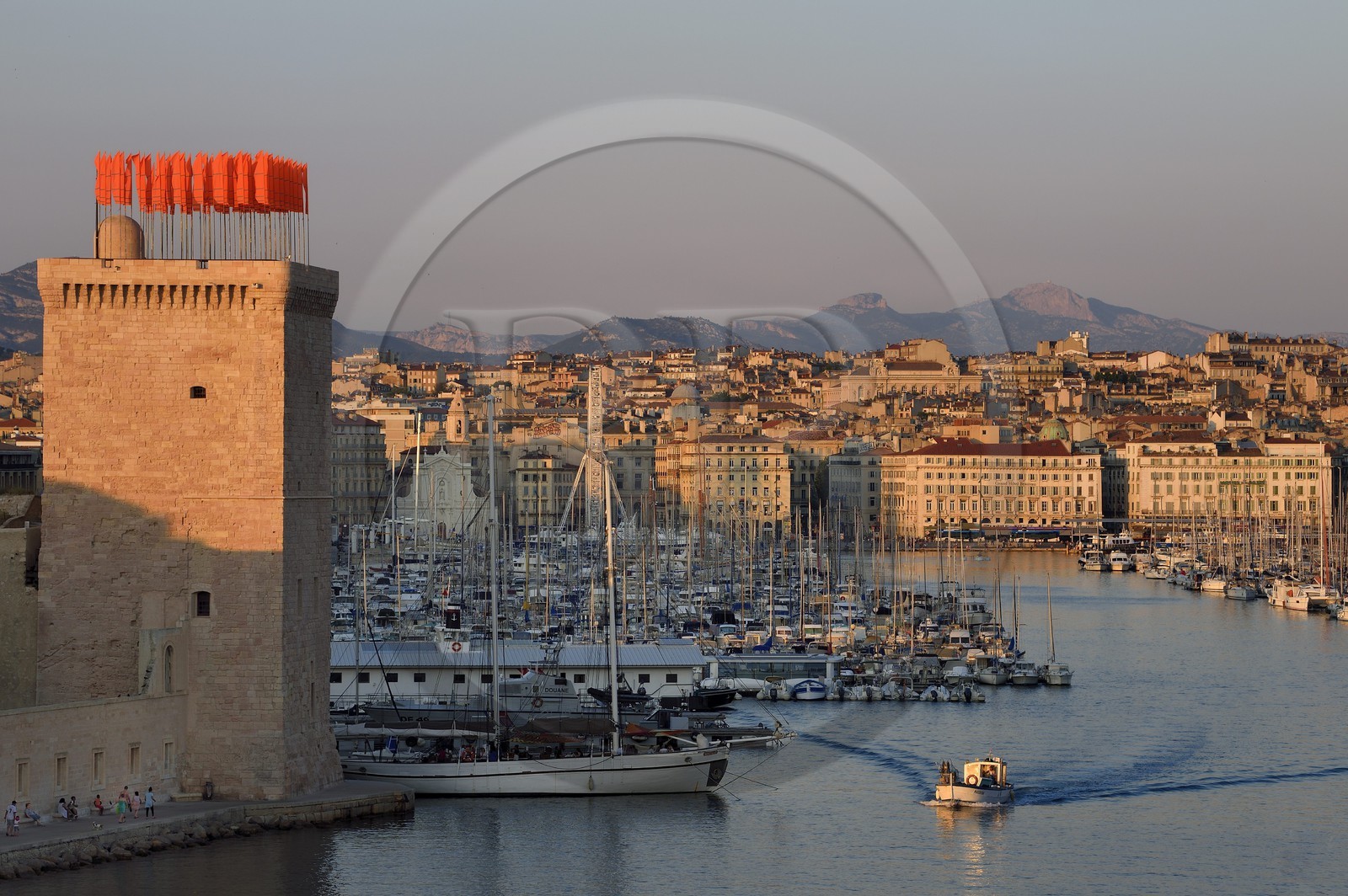 France, Bouches-du-Rhône (13), Marseille, Le Vieux Port et le Fort Saint Jean au premier plan