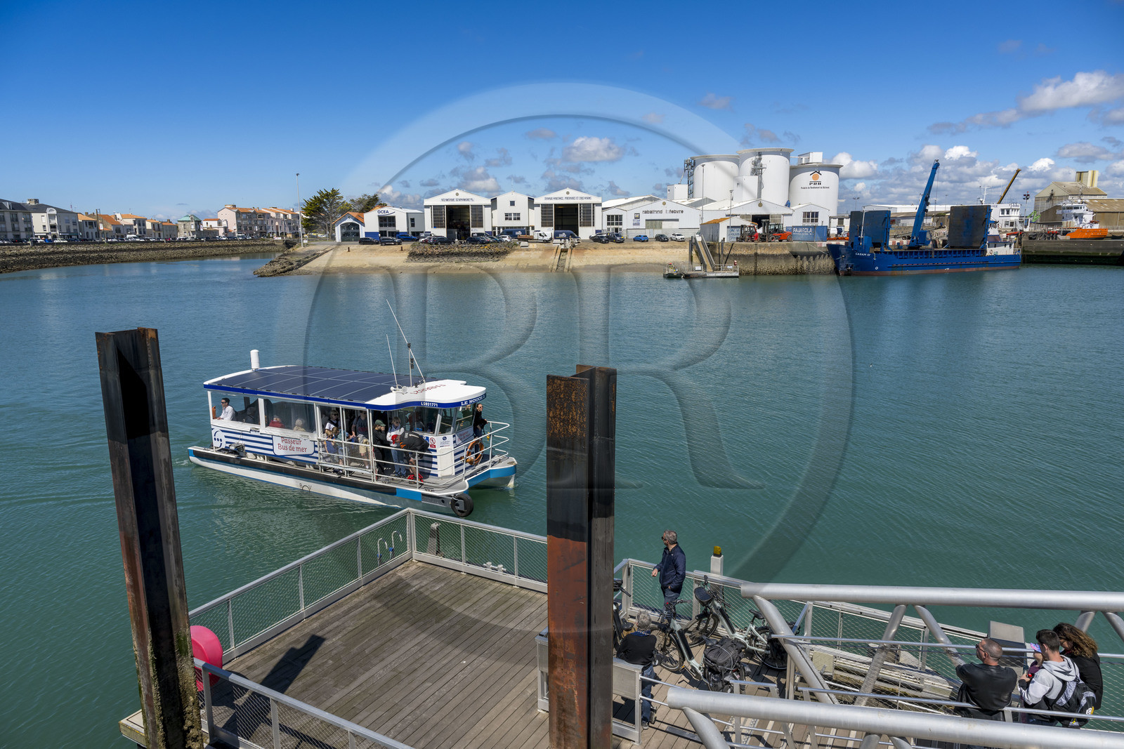 France, Vendée (85), Les-Sables-d'Olonne, cyclistes utilisant le bac traversant le port