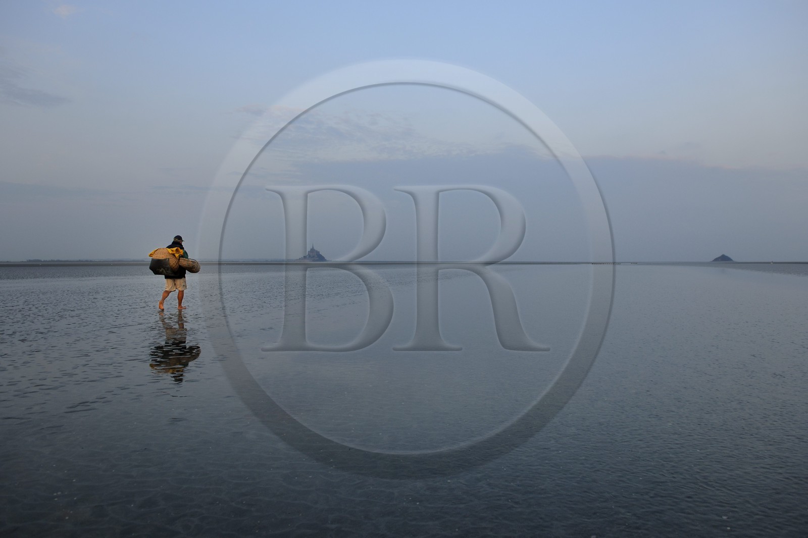 France, Manche (50), Baie du Mont-Saint-Michel, le pêcheur de grêve Guy Jugan allant relever ses filets de crevettes grises