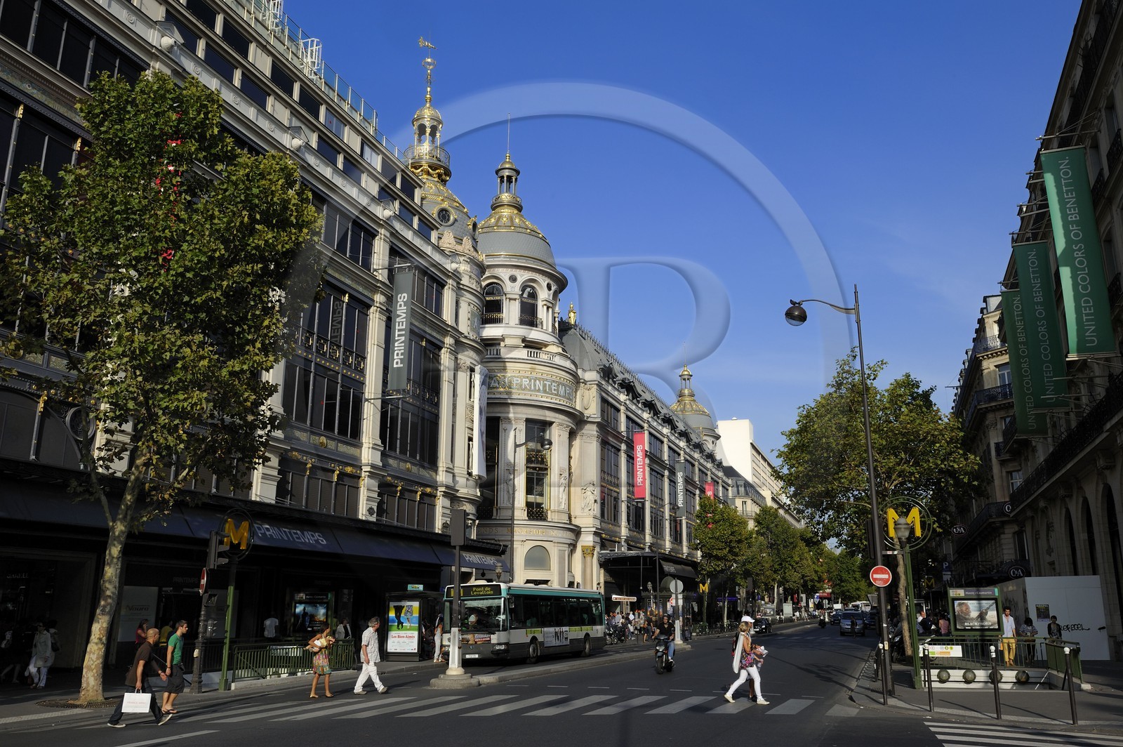 France, Paris (75), la coupole dorée du grand magasin Le Printemps et le boulevard Haussmann