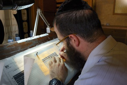 Israel, désert du Neguev, forteresse de Massada, classée Patrimoine Mondial de l'UNESCO, synagogue, copie à la plume de la Torah