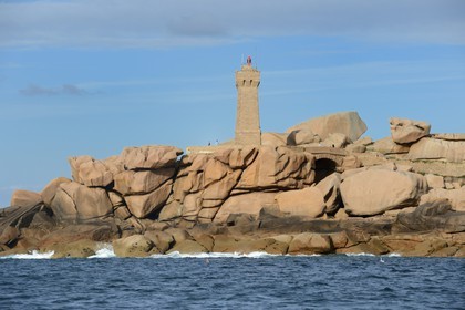 France, Côtes-d'Armor (22), Côte de Granit Rose, Perros-Guirec, Ploumanac'h, la pointe de Squewel et le phare de Mean Ruz