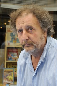 France, Nièvre (58), La Charité-sur-Loire, la ville du livre,  Jean-Yves dirige la librairie Destin (ex Nuit Blanche)