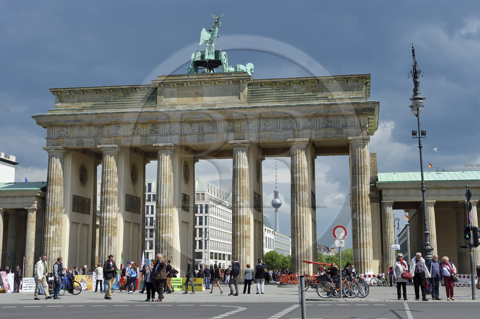 Allemagne, Berlin, Porte de Brandebourg sur l'avenue Under den Linden